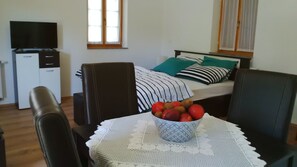 Satellite flat screen TV, WiFi, writing desk, dining set for four