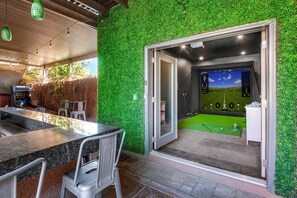 Brand new Golf simulator is fully enclosed and located right by the outdoor bar
Practice your swing while the other guests sleep in!