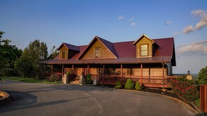 Large log cabin for groups 8 bedooms