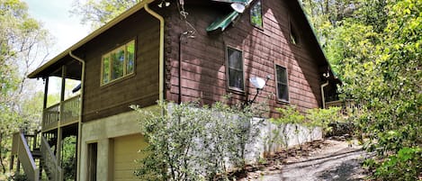 View of the cabin from the driveway