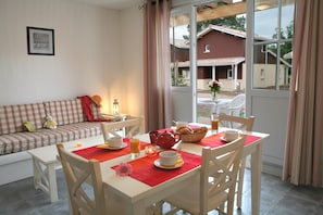 Come and stay in our charming and colourful 1 bedroom house in Arès!