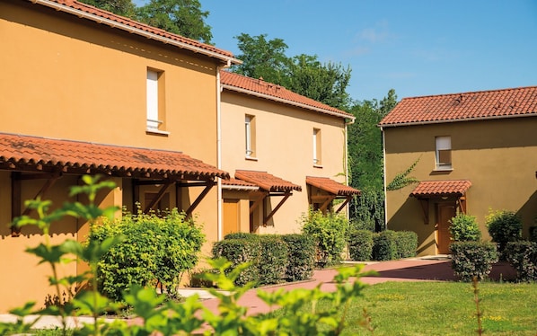 Enjoy the gardens and fresh countryside air while you get away from it all.