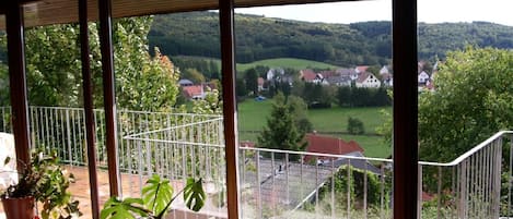 Panoramablick mit Dorf und Hügelkette