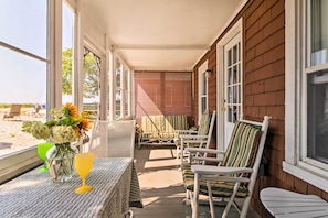 Lower Screened-In Porch | Access to Beach