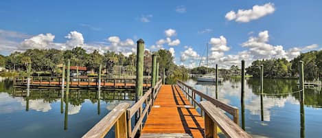 Crystal River Vacation Rental | 2BR | 2BA | 1 Step to Enter | 950 Sq Ft