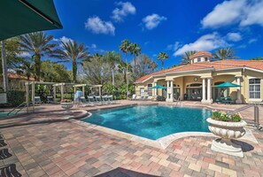 Community Pool | Spa | Sauna | Tropical Bar | Nature Trail