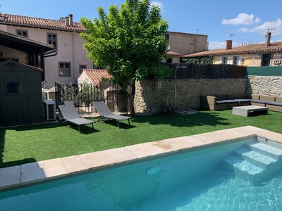 Huge luxury House With Garden, Aircon and private heated Pool By Castle