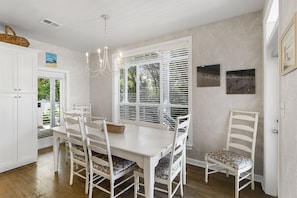 22-Beach-Dreams-Dining