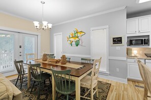 24-Peek-A-View-Dining