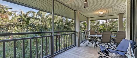 1,250 square foot 'L' shaped outdoor screened-in lanai