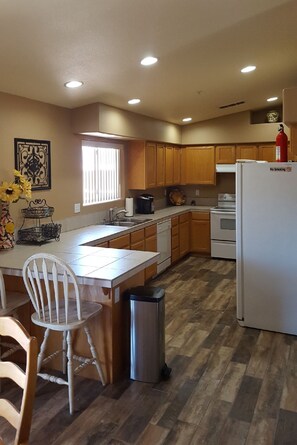 Giant kitchen lots of room for people to cook