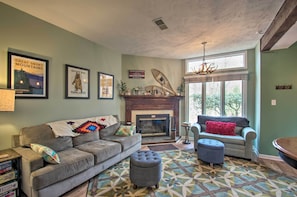 Living Room | Wood-Burning Fireplace | Smart TV | Twin Sleeper Sofa