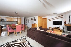 Living Room & Kitchen 2