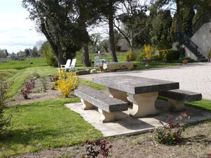 table en pierre des Baux de provence