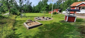 Wunderschönes Grundstück mit Schaukel, Sandkasten, Grillplatz und Fussballtor.