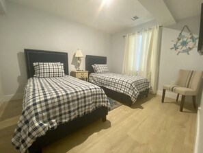 Second bedroom with two twin beds 