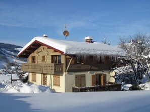 Chalet chez Moi in Winter. There are only two apartments in the chalet. 