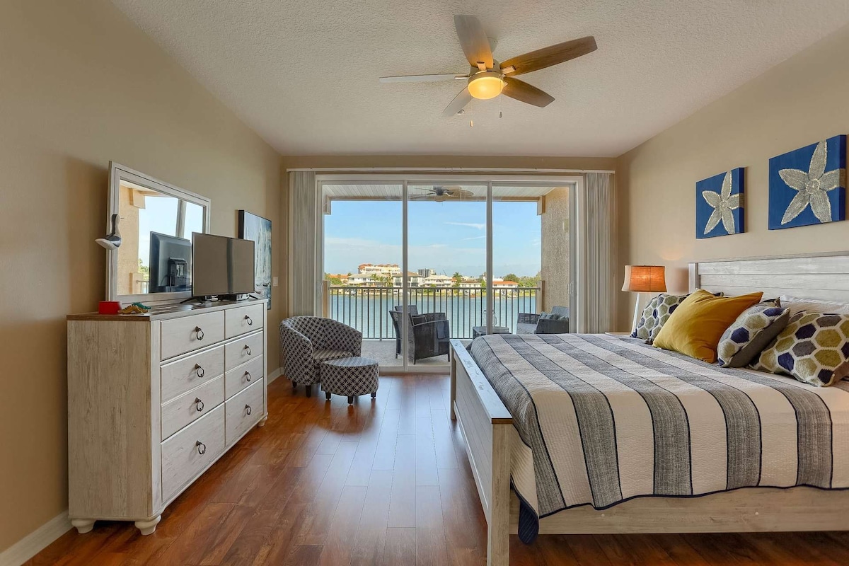 Waterfront, Spacious Balcony, 2 King Bedrooms! Free Cable & Wi-Fi, W/D, Pool, Hot Tub-304 Island Key