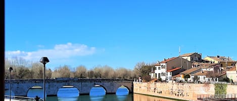 Veduta dalla casa: il Ponte di Tiberio e il Borgo San Giuliano.