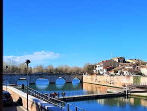 La vista sul canale, ponte di Tiberio e sul borgo San giuliano