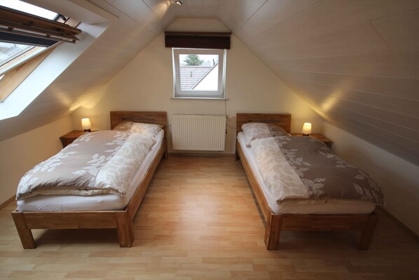 Schlafzimmer 1