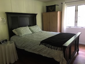 bedroom with queen bed