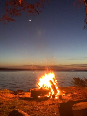Enjoy campfires by the water. 