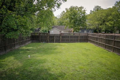 3 Story Luxury Home With Rooftop Balcony. Very Spacious. Minutes To Downtown