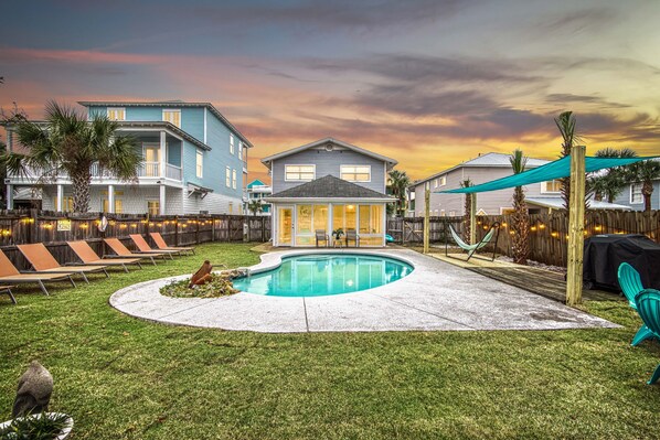 Zua Dreams Destin, Sleeps 16. Private yard and heated pool