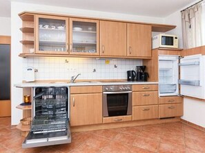 Wohnzimmer mit integriertem Küchenbereich