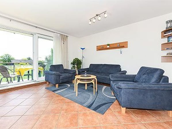 Wohnzimmer mit integriertem Küchenbereich