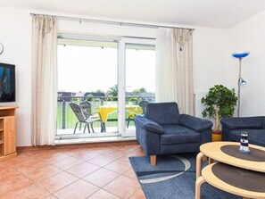 Wohnzimmer mit integriertem Küchenbereich