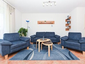 Wohnzimmer mit integriertem Küchenbereich