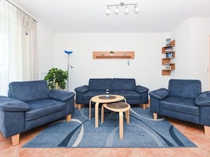 Wohnzimmer mit integriertem Küchenbereich