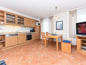 Wohnzimmer mit integriertem Küchenbereich
