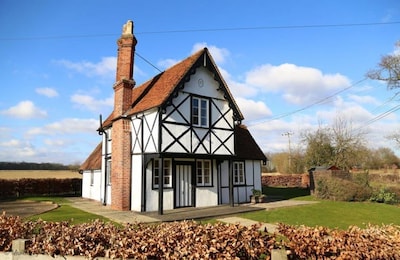 North Lodge historic self-catering detached cottage with garden, parking & pets