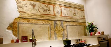 Soggiorno con affresco