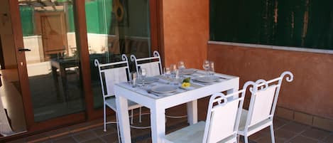 Essplatz auf der vorderen Terrasse- Dinner table in die Front terrace