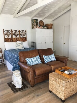 Studio set up, New Queen size bed new linens and Towels!!