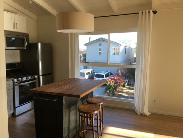 Studio Kitchen, has everything needed