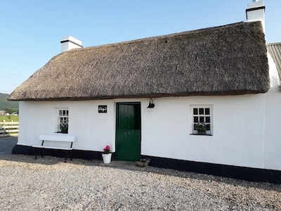 Casa tradicional con techo de paja irlandés
