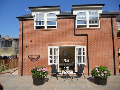 Luxury Mews House in Tranquil Courtyard. Central Ryde. 5 Minutes Walk to Beach.