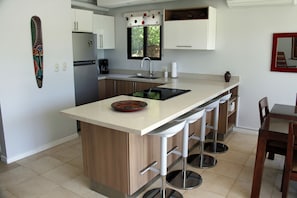 Beautifully renovated kitchen with seating area and quartz countertop