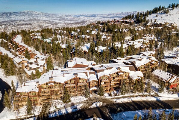 Black Bear Lodge - Deer Valley - Across Street from Mid Mountain Lifts!
