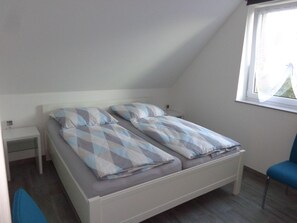 Schlafzimmer mit Doppelbett (Foto 1)