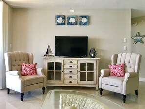 Spacious Living Room w/ Reclining chairs