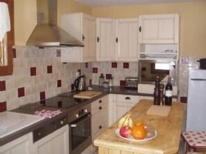 Fully fitted rustic style kitchen