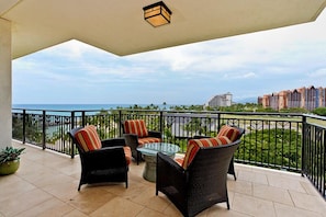 Full ocean view lanai, with seating for 4