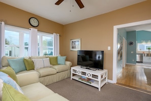 Cozy living area at 128 Sea Street Unit 11 Dennisport Cape Cod New England Vacation Rentals