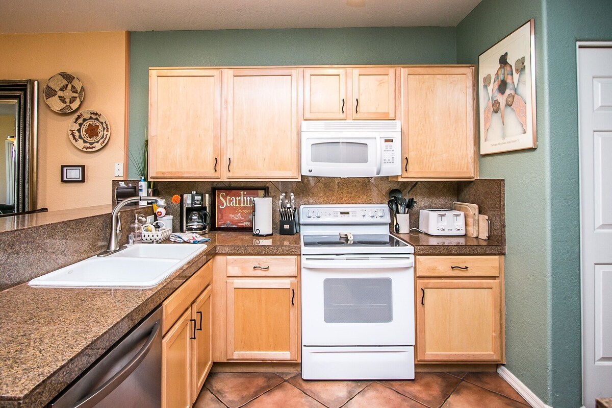 EXCEPTIONAL Luxury condo- Golf course view Wonderful Sunsets